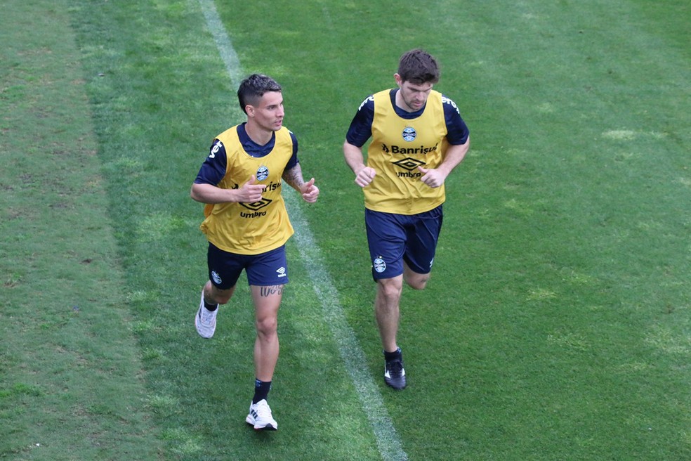 Ferreira e Kannemann em treino do Grêmio — Foto: João Victor Teixeira