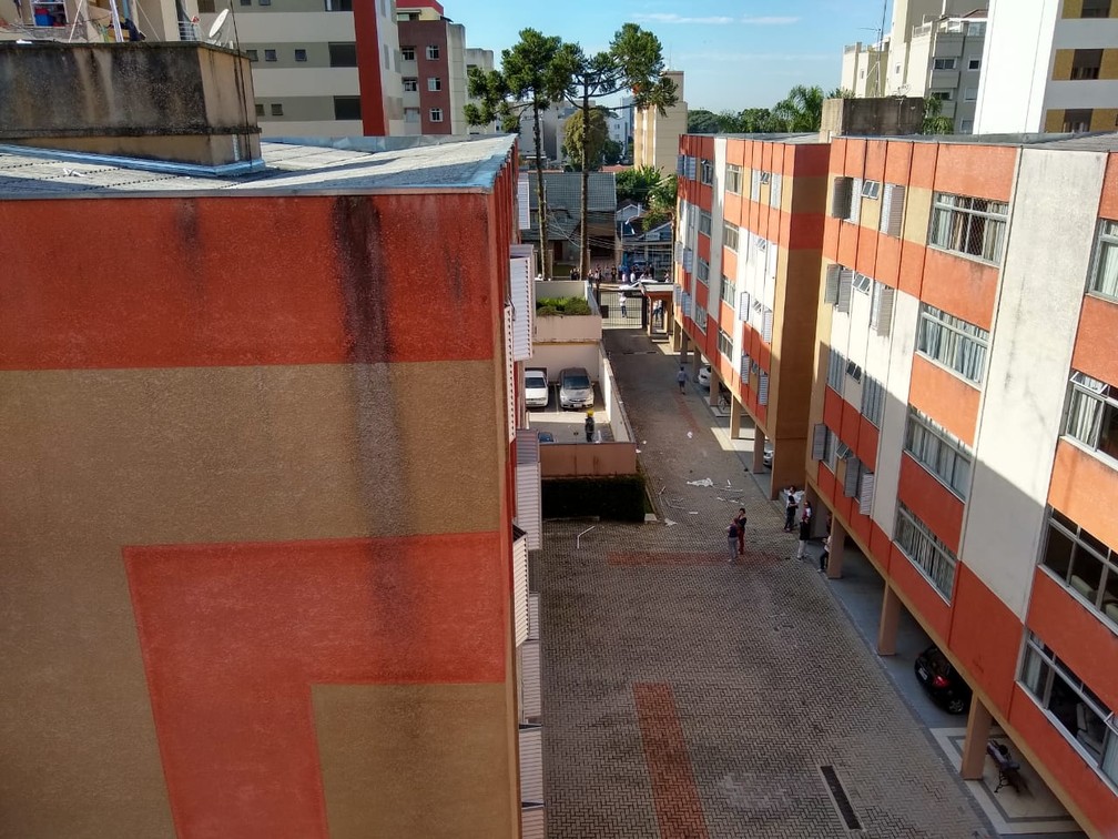 Estilhaços da explosão atingiram vários prédios vizinhos — Foto: Cassiano Rolim/RPC