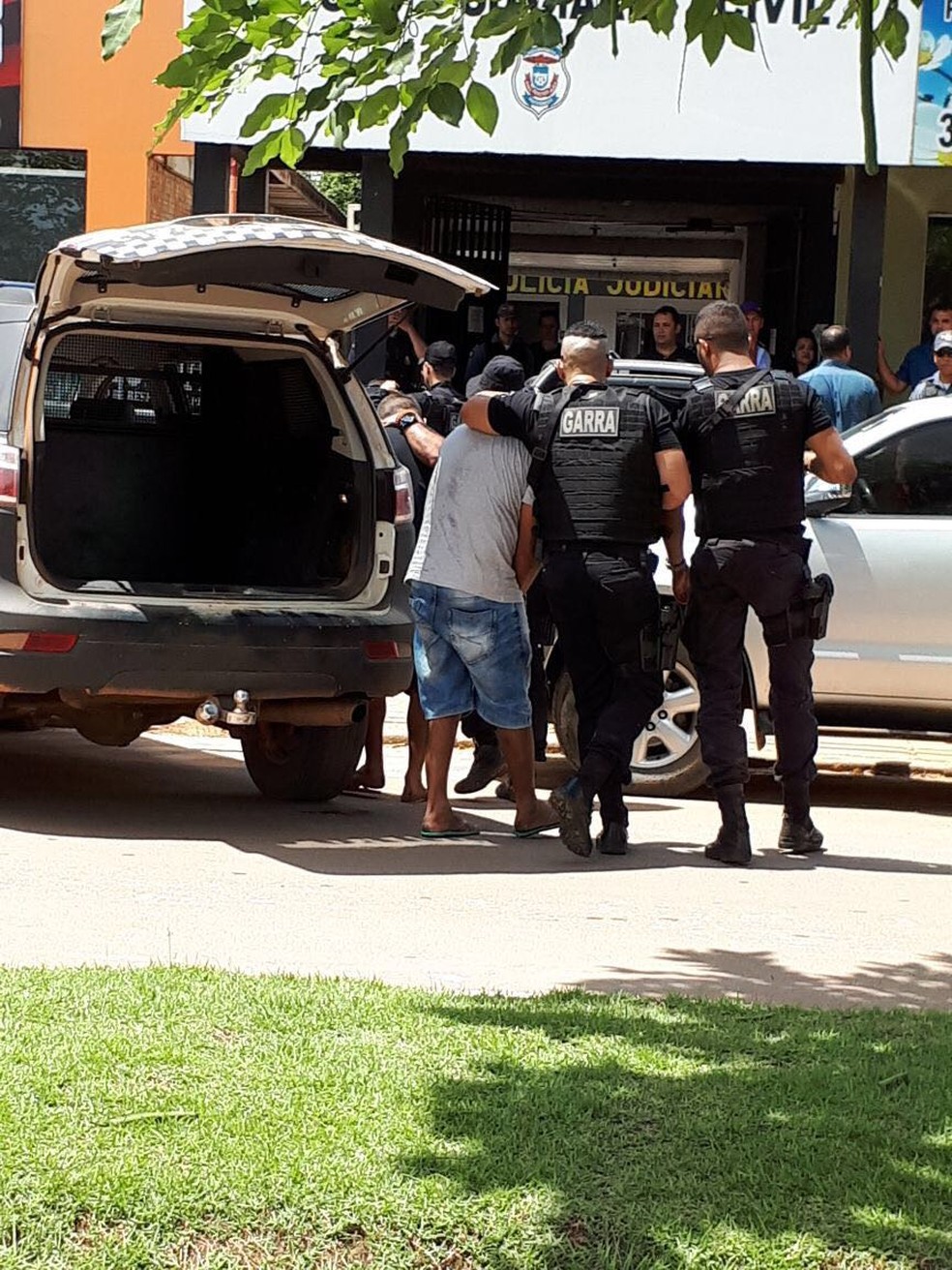 Suspeitos foram presos por policiais do Garra e estão sendo interrogados — Foto: Harlis Barbosa/Arquivo pessoal