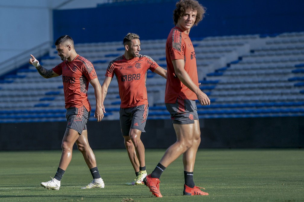David Luiz, Arrascaeta e Isla no treino do Flamengo no Equador &mdash; Foto: Marcelo Cortes/Flamengo
