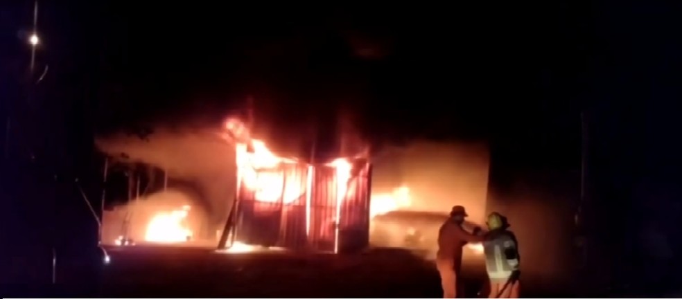 Incêndio em barracão em Cacoal, RO — Foto: Reprodução/Rede Amazônica