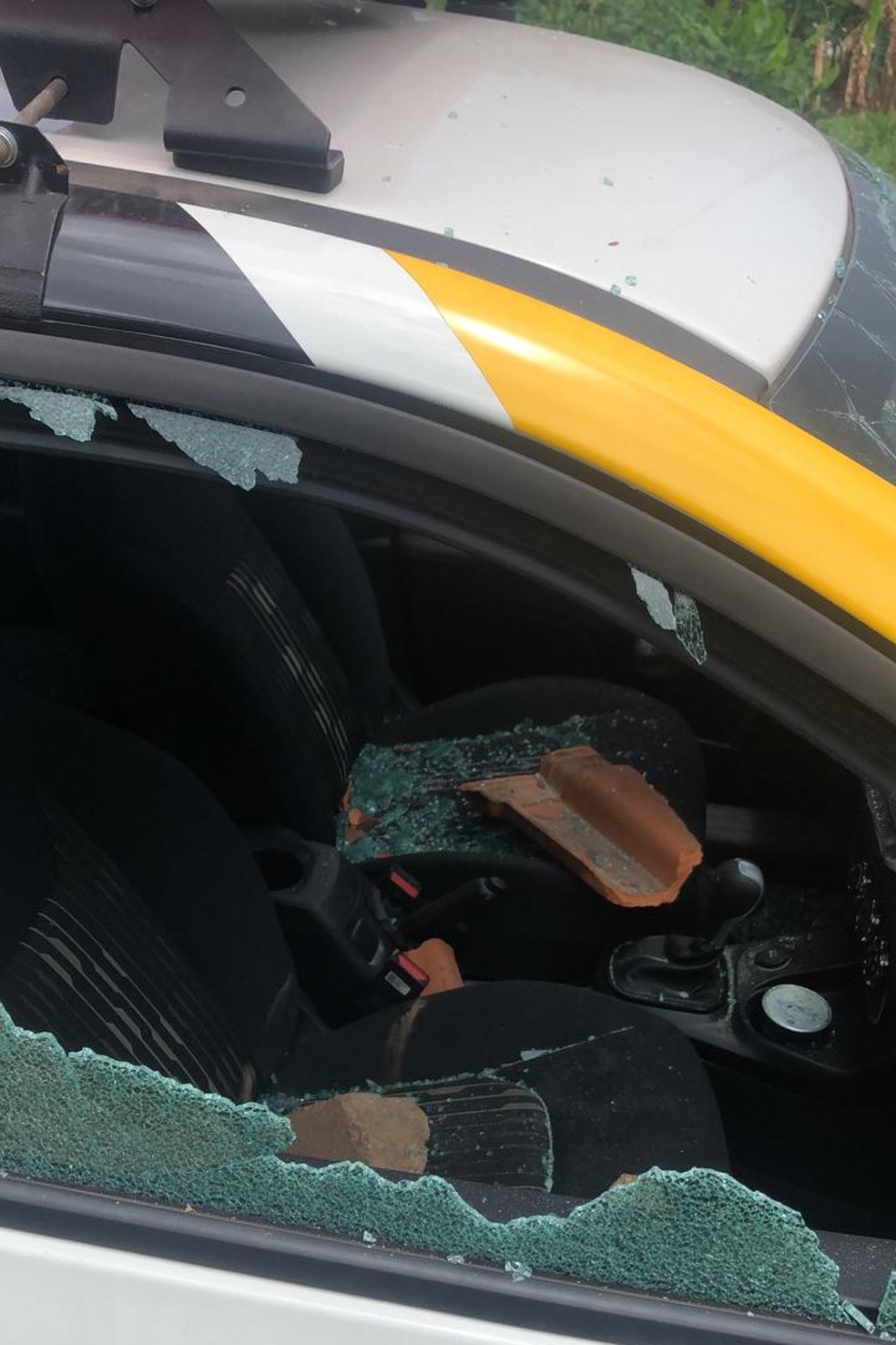 Vidros do carro foram quebrados — Foto: Divulgação