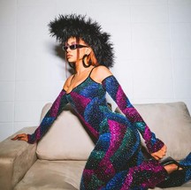 Ao se apresentar no 'BBB 23', Anitta escolheu um macacão da The Attico, de R$ 41 mil, e óculos da collab de Alexandre Vauthier x Alain Mikli, com R$ 2.300 — Foto: Reprodução/Instagram