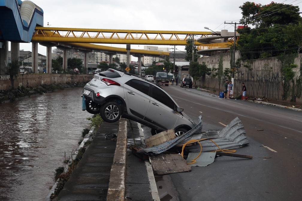 Um carro levado pelas enchentes Ã© visto em Vila Prudente, na zona leste de SÃ£o Paulo, apÃ³s fortes chuvas na cidade â Foto: Amanda Perobelli/Reuters