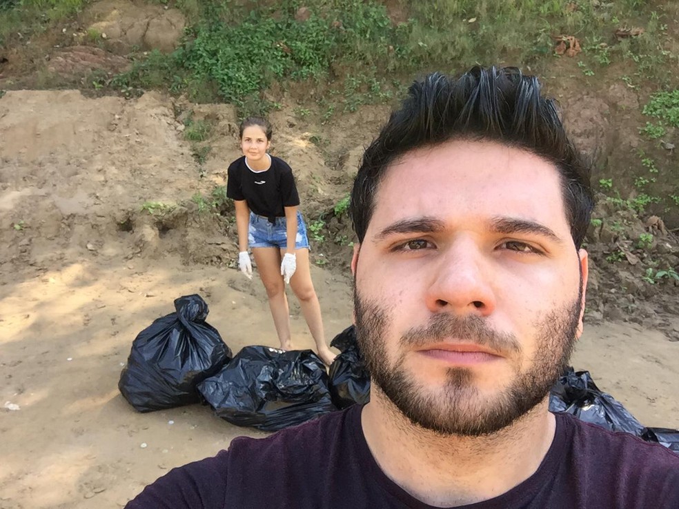 Casal comprou sacos de lixo e limpou praia de rio após se sentir incomodado com sujeira — Foto: Arquivo pessoal 