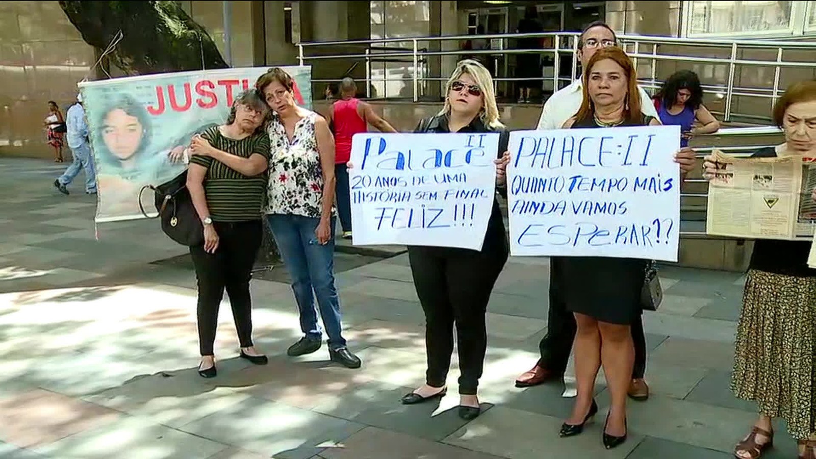 Moradores do Palace II protestam em frente ao Tribunal de Justiça do Rio de Janeiro (Foto: Reprodução/ GloboNews)