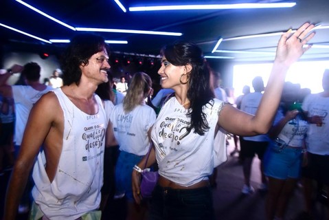 Álamo Facó e a namorada Maha Sati dançam no Camarote Quem
