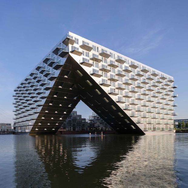 O prédio foi concebido com a parte da frente vazada, como um nariz que se empina sobre as águas (Foto: BIG Architects / Divulgação)