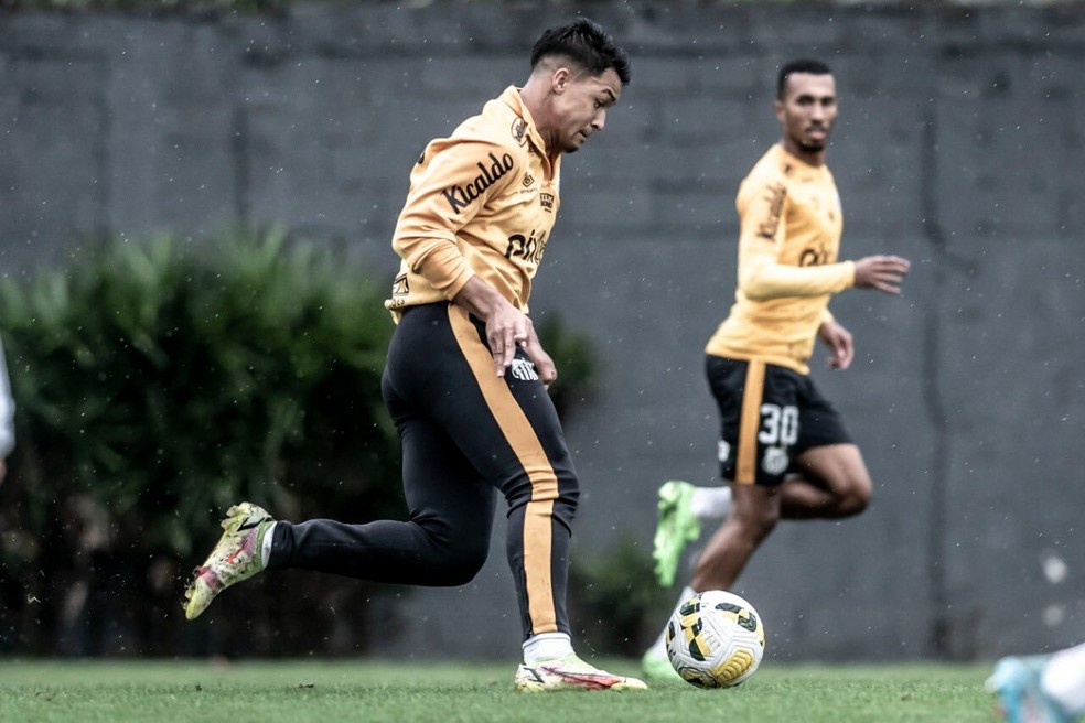 Marcos Leonardo durante atividade no CT Rei Pelé  — Foto: Ivan Storti/ Santos FC 