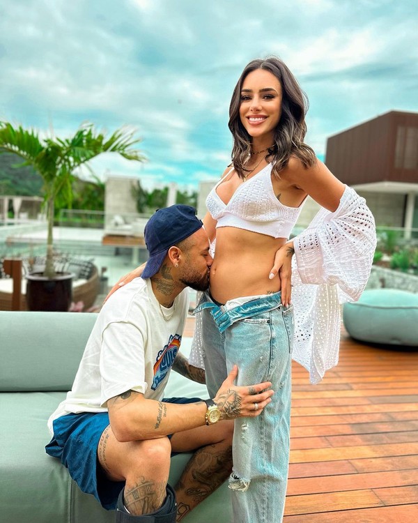 Neymar beija barriga da namorada Bruna Biancardi: casal está esperando um bebê — Foto: Reprodução/Instagram