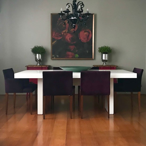 Décor do dia: mesa de jantar branca na sala escura (Foto: divulgação)