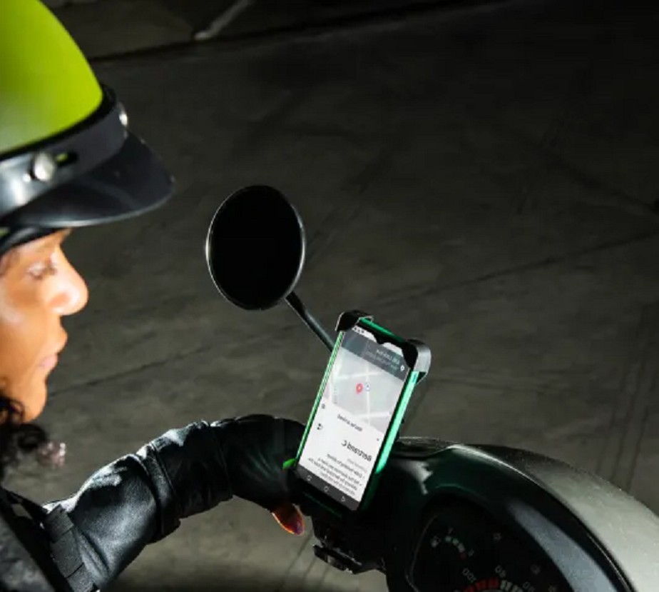 Motociclista da Uber Moto, serviço da empresa de transporte por aplicativo Uber