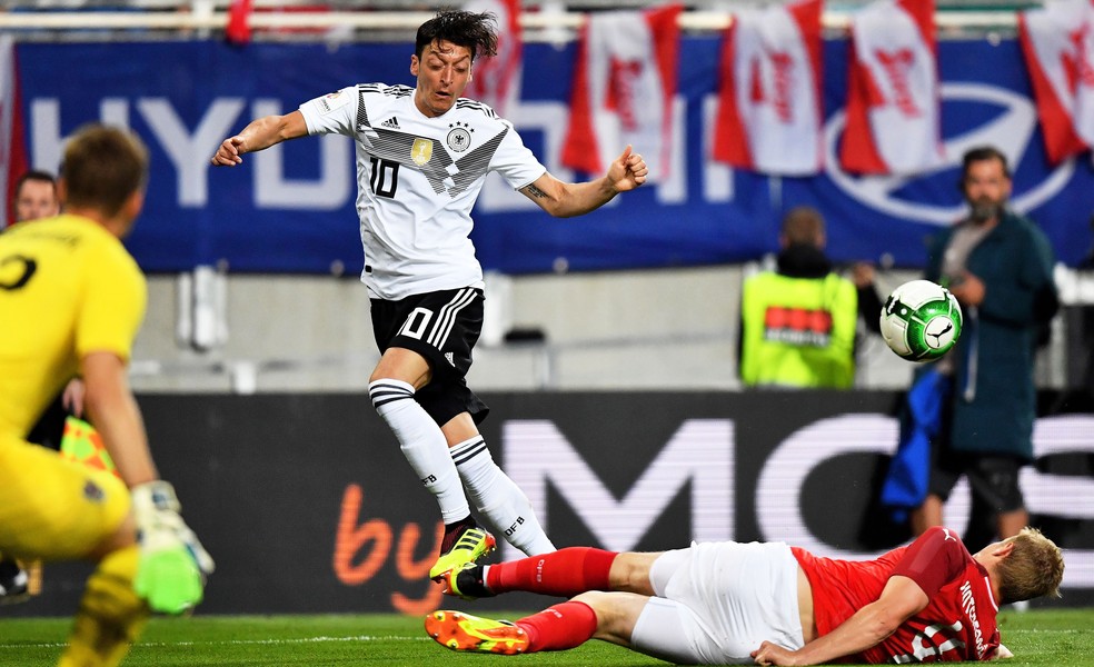 Ã–zil se machucou em amistoso entre Alemanha e Ãustria (Foto: EFE)