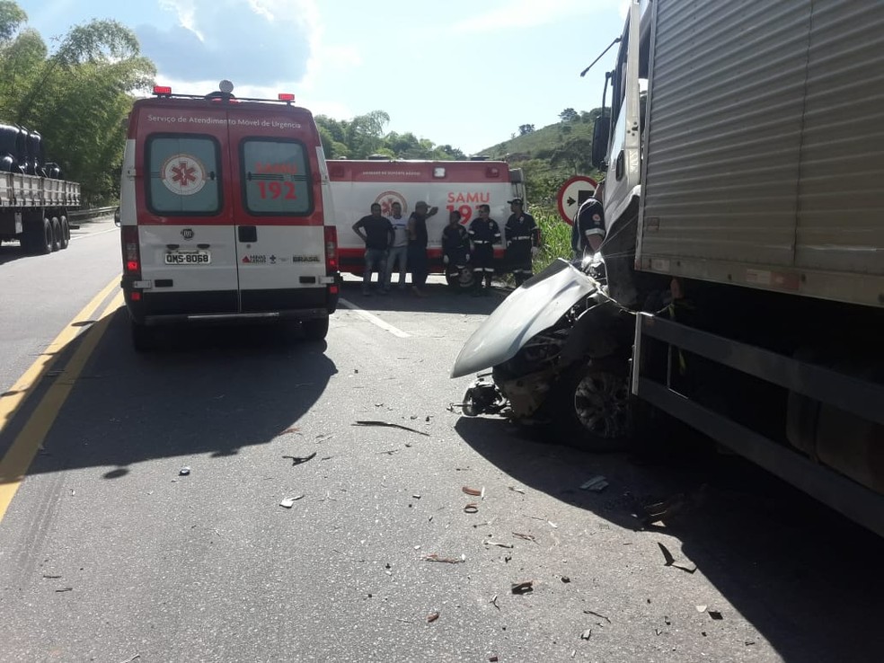 Socorristas retiraram as vítimas das ferragens do carro — Foto: Corpo de Bombeiros/Divulgação