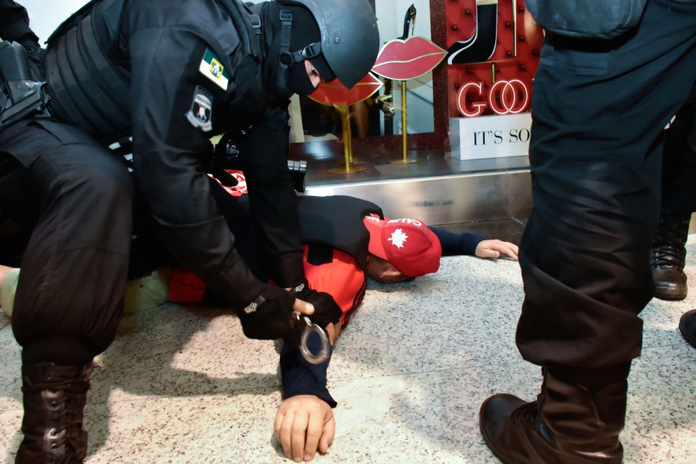 Forças policiais do RN fizeram simulação de roubo com refém em shopping de Natal — Foto: Vitorino Júnior