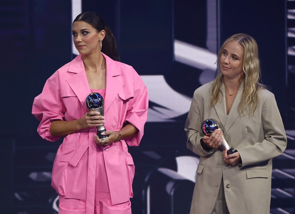 Alex Morgan e Beth Mead na premiação da seleção do ano feminina. (Foto: REUTERS/Sarah Meyssonnier)
