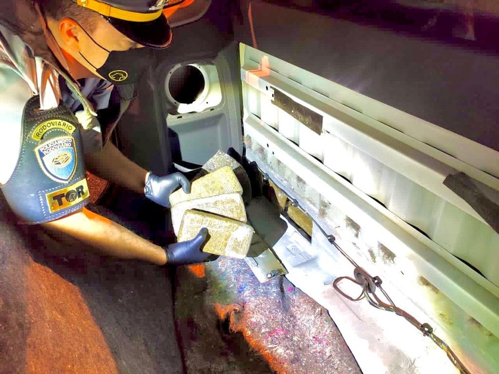 Tijolos de maconha estavam no fundo falso da carroceria da caminhonete apreendida em Santa Cruz do Rio Pardo — Foto: Polícia Rodoviária / Divulgação