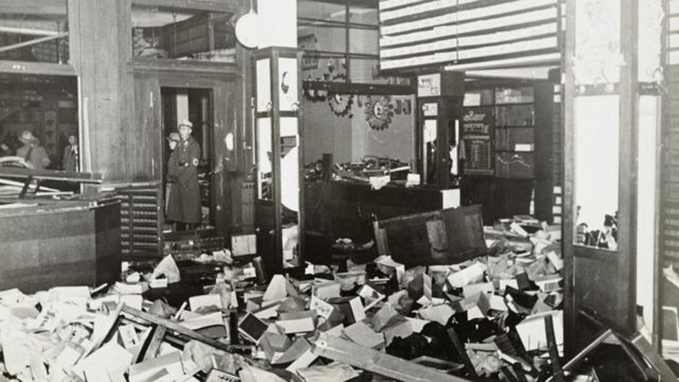 Objetos espalhados pelo chão de uma loja de judeus saqueada — Foto: YAD VASHEM PHOTO ARCHIVE/via BBC
