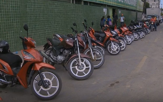 Motociclistas só poderão rodar com as cinquentinhas com habilitação (Foto: Reprodução / TV Globo)