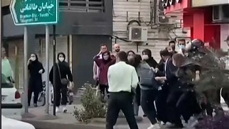Polícia iraniana ataca mulheres que protestam na cidade de Rasht, na província de Gilan, no norte do Irã. País enfrenta um levante popular desde que uma jovem curda foi morta depois de ser presa por não usar hijab — Foto: Reprodução/AFP