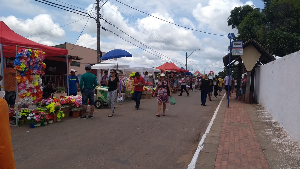 Vendedores comercializam diversos produtos e alimentos ao redor dos cemitérios de Rio Branco (Foto: Aline Nascimento/G1)