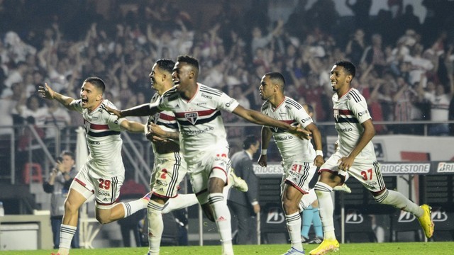 Jogadores do São Paulo vibram com classificação na Sul-Americana