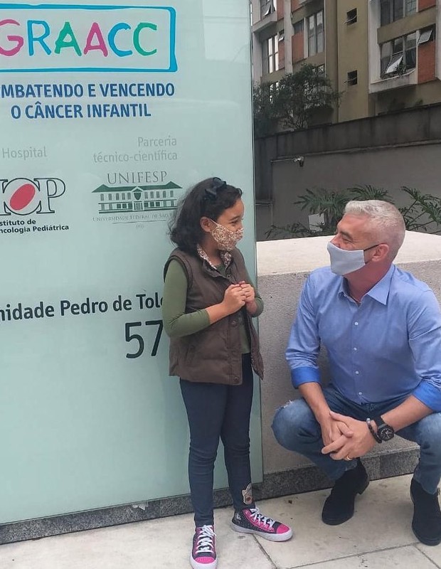 Alexandre Correa visita ONG em prol de pacientes oncológicos (Foto: Reprodução/Instagram)