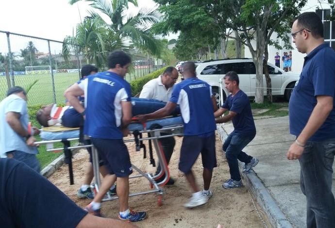 Com chance de ser titular domingo, Elisson se machuca e vai para hospital