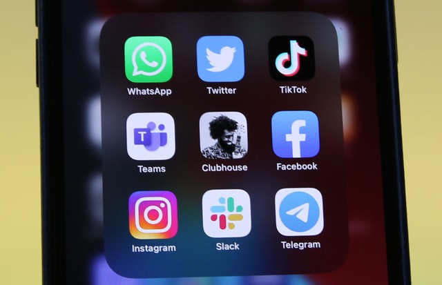 25 January 2021, Berlin: The logos of social media platforms WhatsApp (l-r), Twitter, TikTok, Microsoft Teams, Clubhouse, Facebook, Instagram, Slack and Telegram are seen on an iPhone 12 Pro Max. Photo: Christoph Dernbach/dpa (Photo by Christoph Dernbach/ (Foto: dpa/picture alliance via Getty I)