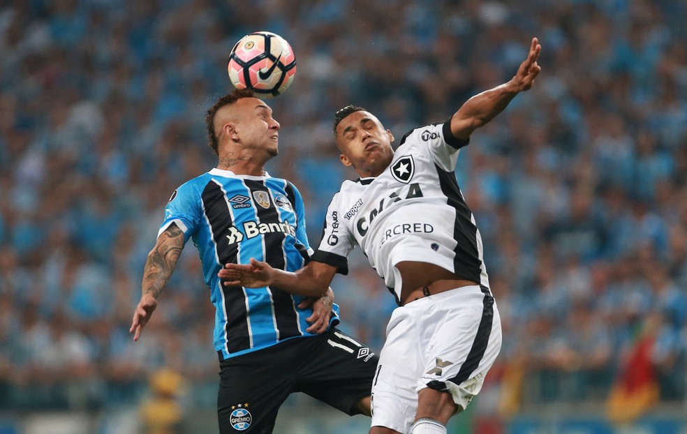 Entrada de Everton foi vital para Grêmio buscar a vitória (Foto: Reuters)