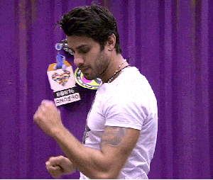renan tirando a camisa dia14_03.gif (Foto: TV Globo)