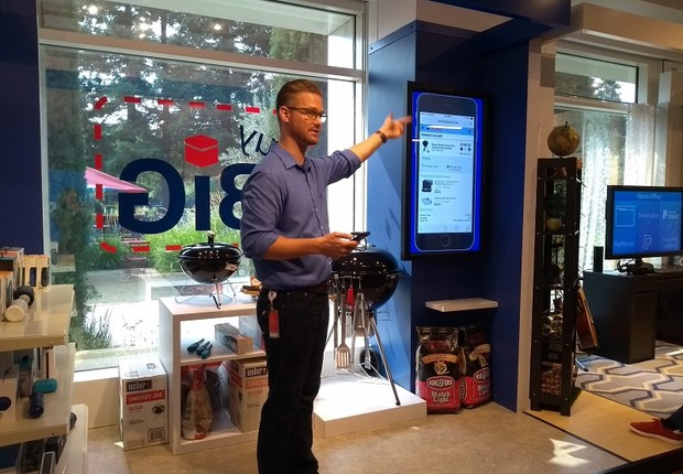 Jim Van Over mostra o Showcase do PayPal em San José, na Califórnia (Foto: Época Negócios)