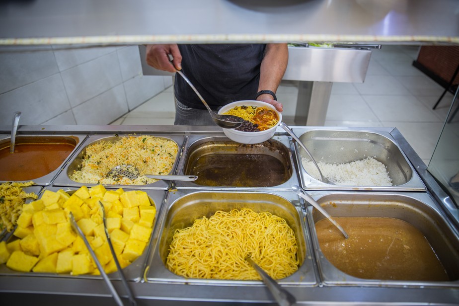 Trabalhador brasileiro prioriza uso do vale-refeição para comer carne. Na foto, self-service em São Paulo