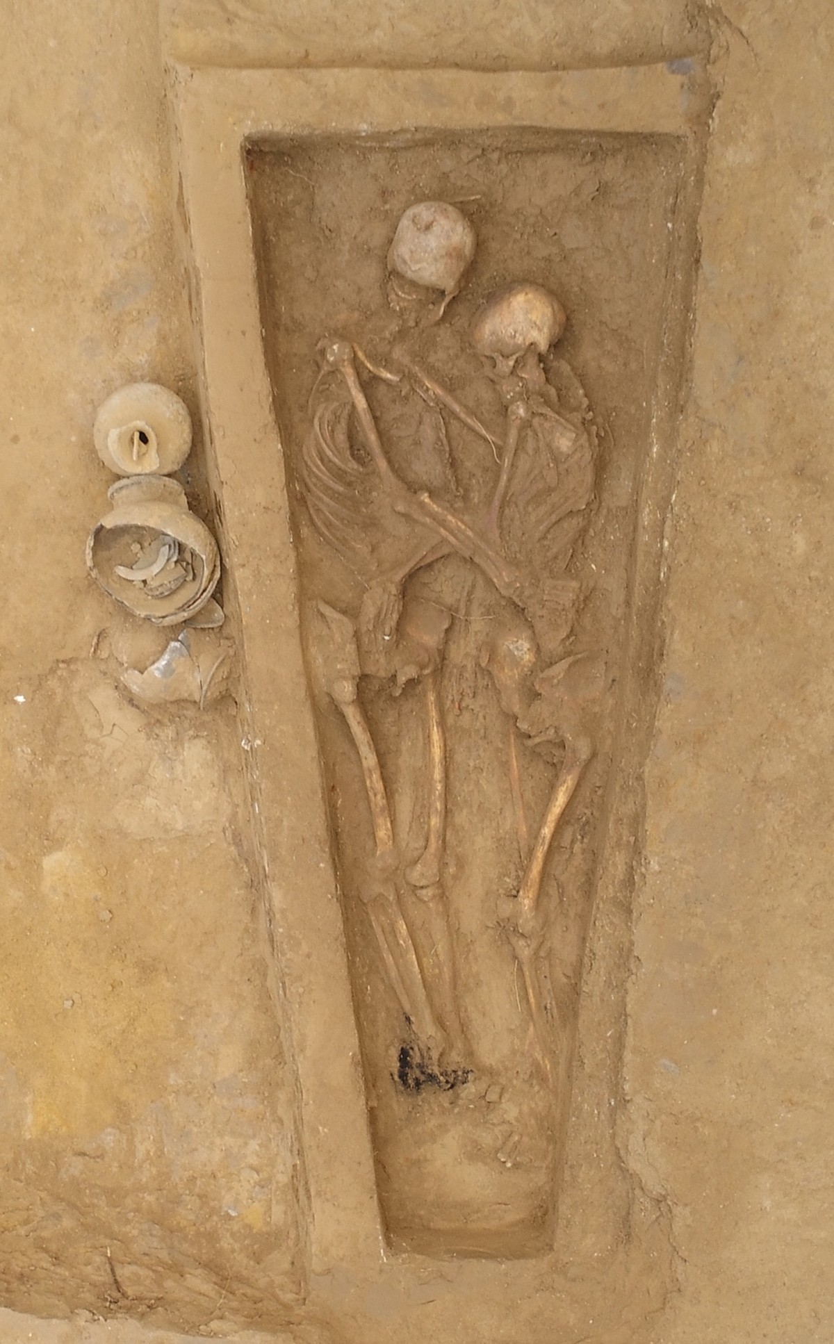 Chamego eterno: pesquisadores encontram na China esqueletos abraçados há 1.500 anos