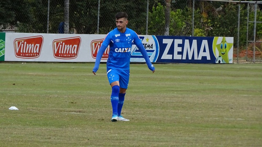 Arrascaeta e Manoel treinam em campo, e Ezequiel é poupado de treino