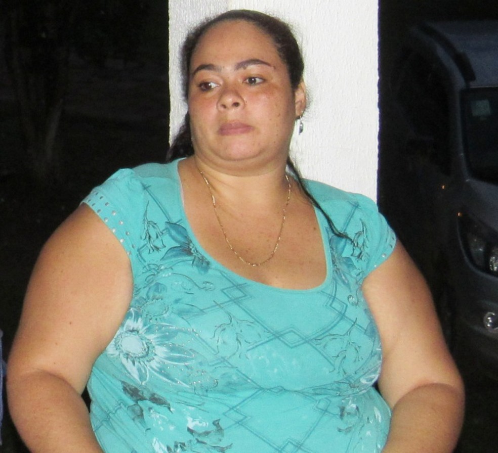 Giovana Oliveira vai passar a noite no hospital esperando a transferÃªncia do marido (Foto: Ana Clara Marinho/TV Globo )