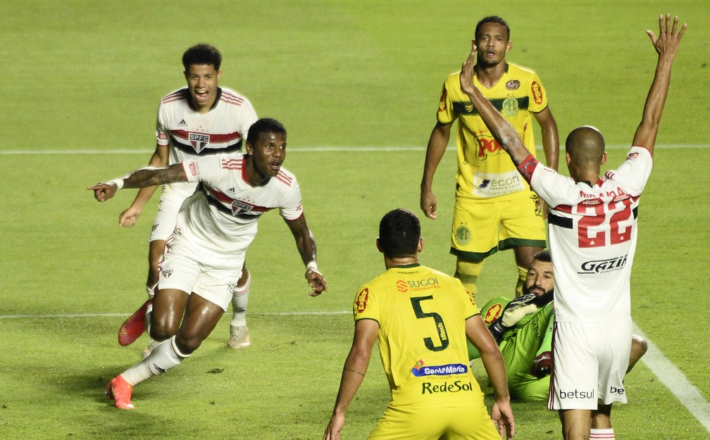 Jogadores do São Paulo comemoram gol de Arboleda contra o Mirassol — Foto: Marcos Ribolli