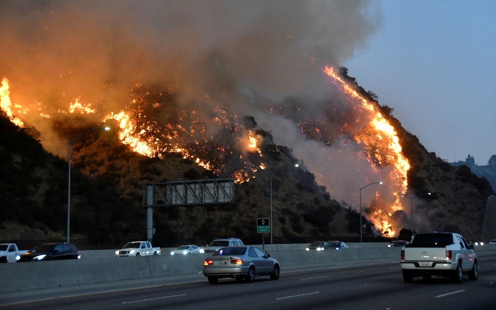 Chamas do incêndio Getty são vistas ao longo da rodovia 405, ao norte de Los Angeles, na Califórnia, na segunda-feira (28) — Foto: Reuters/Gene Blevins