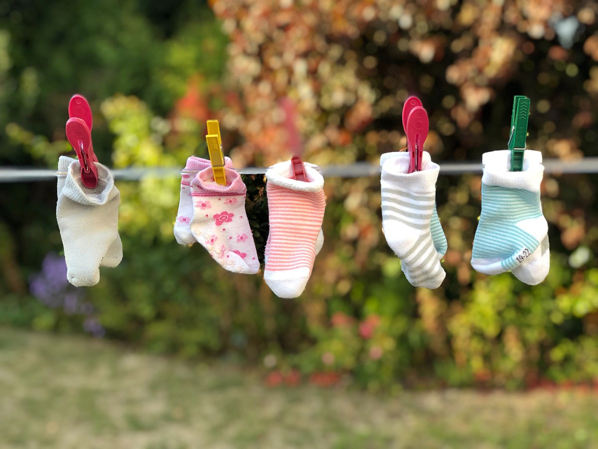 O recomendado é deixar para lavar a roupa mais próximo do momento em que o bebê vai nascer, começando pelas que serão usadas de imediato (Foto: Unsplash / Christian Fickinger / CreativeCommons)