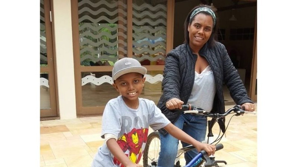 Simone precisou recorrer a auxílio quando o filho, Kauã, foi diagnosticado com câncer e precisou fazer tratamento intenso — Foto: Arquivo pessoal