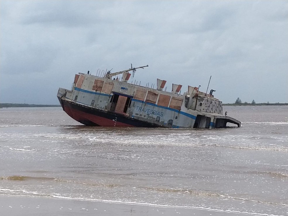 Lancha do Departamento Hidroviário encalhou e chegou a ficar parcialmente submersa em praia de Ilha Comprida, SP — Foto: Rinaldo Rori/g1