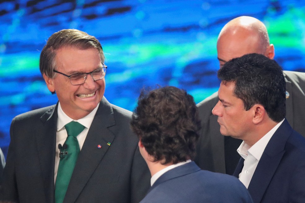 O presidente e candidato à reeleição, Jair Bolsonaro (PL), foi a debate em televisão acompanhado do ex-ministro da Justiça e senador eleito, Sergio Moro (União Brasil) — Foto: Mariana Greif/Reuters