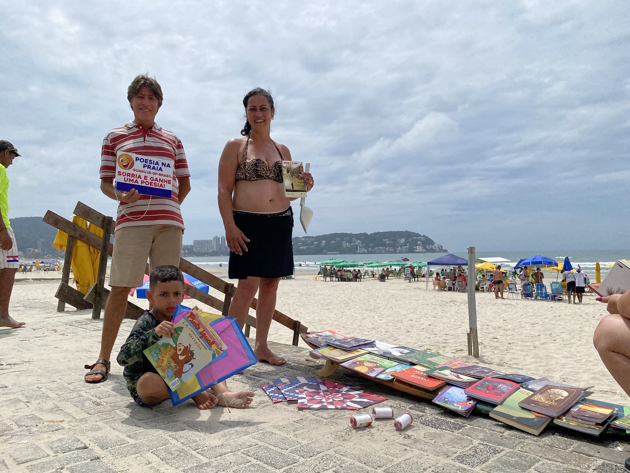 Homem distribui livros em troca de sorrisos após 'sonho revelador' e faz sucesso em praia do litoral de SP: 'empatia natural'