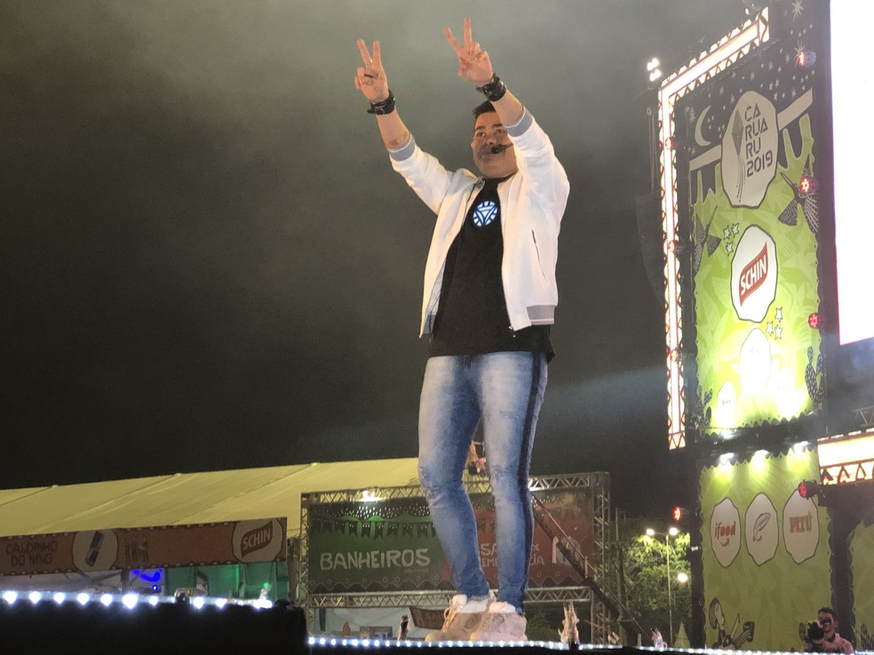 Batista Lima foi a primeira atração do sábado (8) no São João 2019 de Caruaru — Foto: Joalline Nascimento/G1