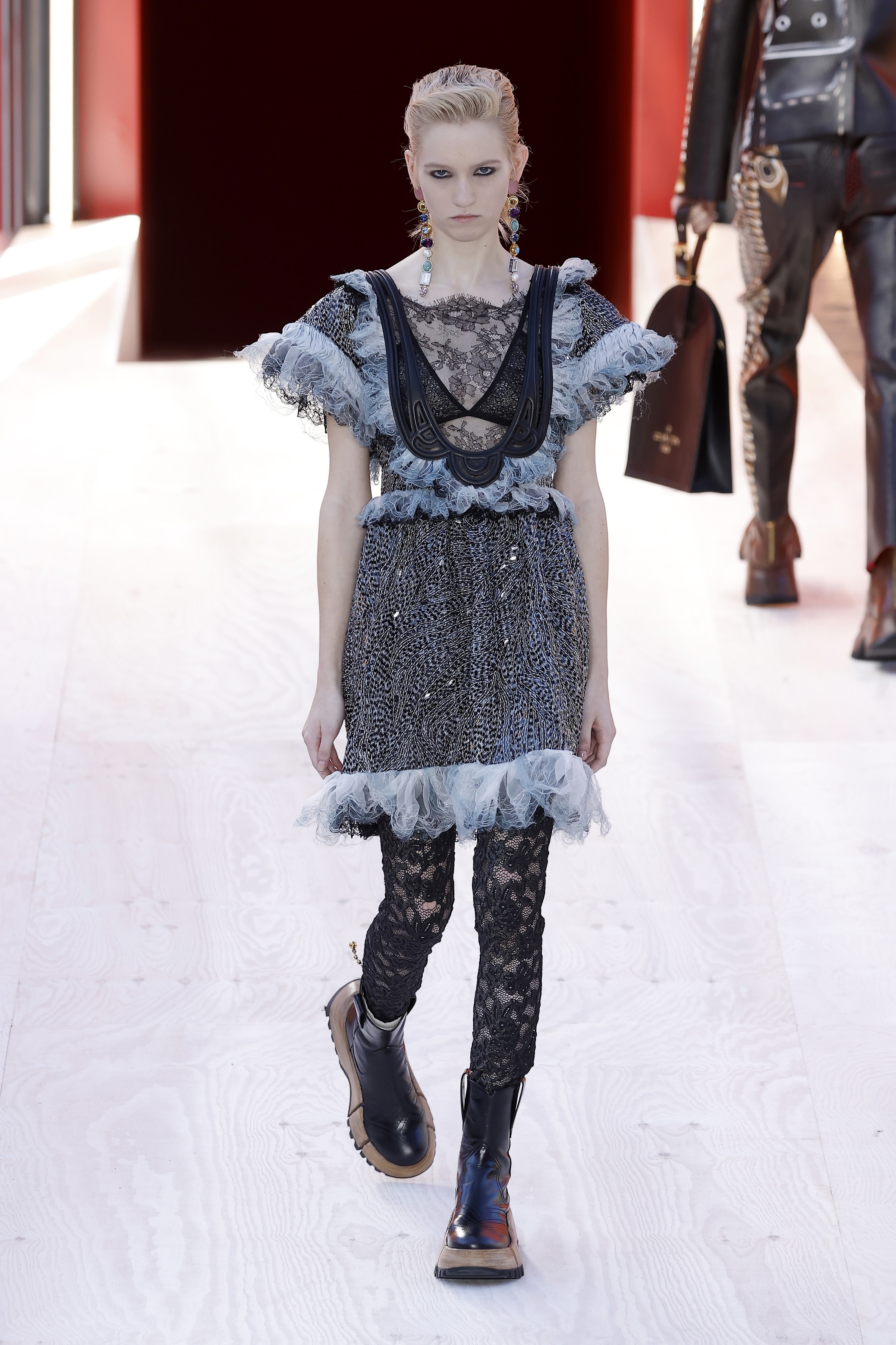 Desfile Louis Vuitton – Primavera 2022 ready-to-wear no Museu do Louvre -  Portal Roda de Cuia