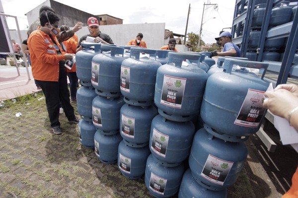 Foram disponibilizados 200 botijões de gás para ação "gás a preço justo" em Rio das Ostras — Foto: Cézar Fernandes/Sindipetro-NF