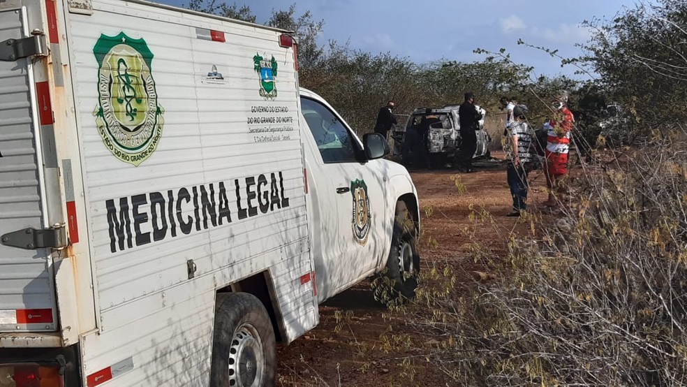 Corpos carbonizados foram encontrados dentro de carro na zona rural de Tangará, região Agreste — Foto: Sérgio Henrique Santos / Intertv Cabugi