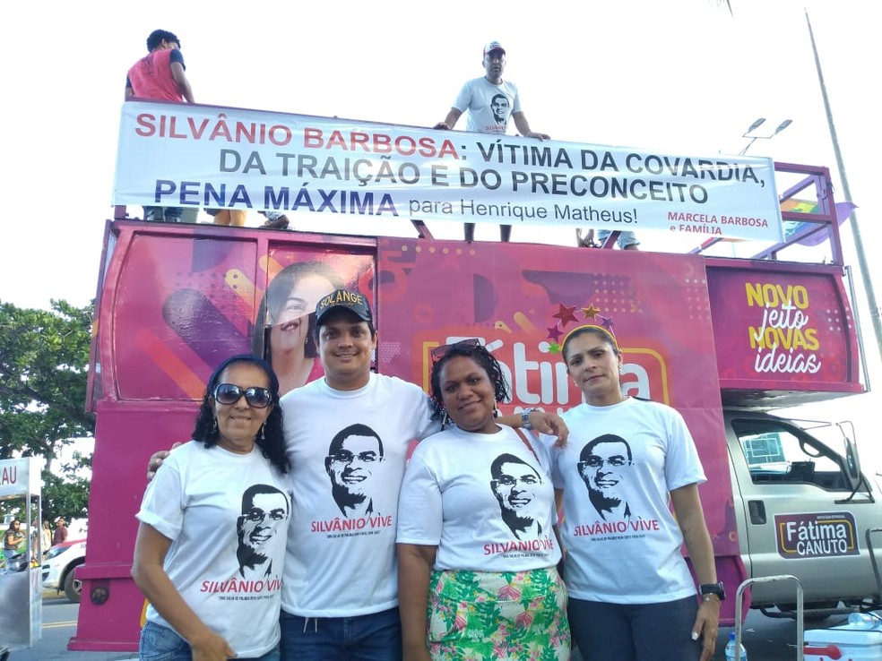 Familiares e amigos do vereador por Maceió Silvânio Barbosa, morto com 26 facadas no dia 6 de setembro do ano passado, participaram da marcha — Foto: Carolina Sanches/G1