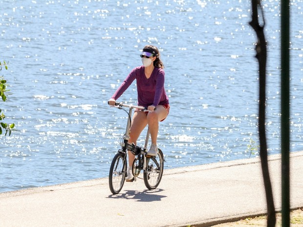 Nathalia Dill curte passeio de bike (Foto: AgNews)