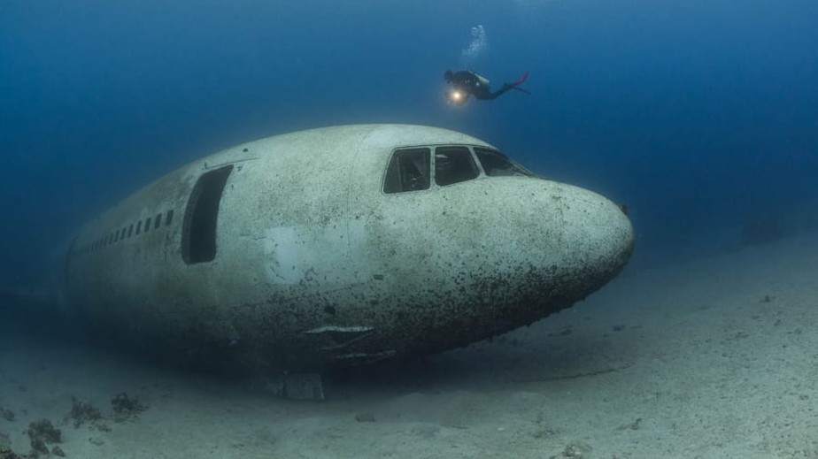 Mergulhador explora o avião Lockheed L-1011 TriStar afundado no Mar Vermelho, na Jordânia